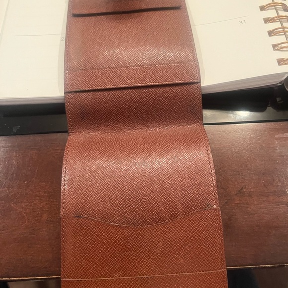 Like New & 100% authentic Louis Vuitton Unisex Wallet. Great for cards & money. - Picture 6 of 12